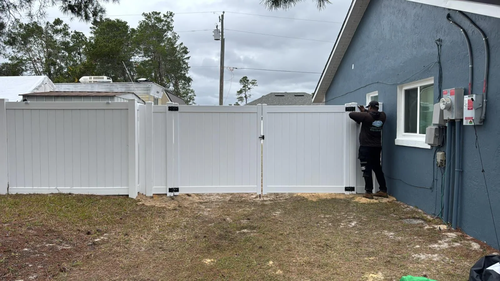 White vinyl privacy fence in a Central Florida backyard